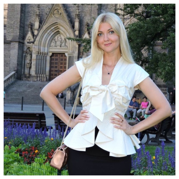 🌸 Exaggerated Ruffle Peplum Cream Tie Top - Picture 6 of 8